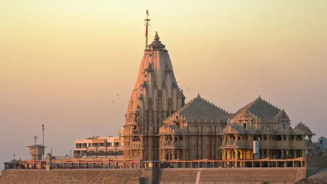 1951માં સોમનાથ મંદિરના પુનરોદ્ધારનું કામ પૂર્ણ થયું ત્યારે મંદિર ટ્રસ્ટે તેના ઉદ્ઘાટન માટે રાષ્ટ્રપતિ રાજેન્દ્ર પ્રસાદને આમંત્રણ આપ્યું હતું.