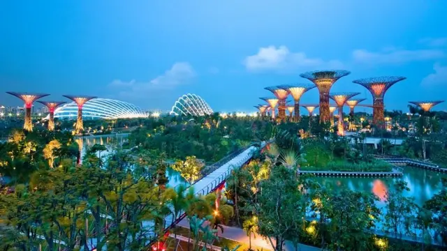 Imagem aérea de Singapura de noite, iluminada