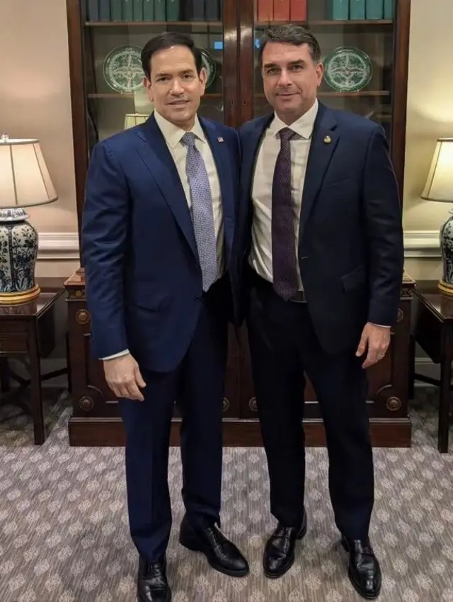 Foto de Flávio Bolsonaro ao lado de Marco Rubio