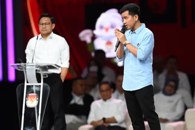 Cawapres nomor urut 2 Gibran Rakabuming Raka menyampaikan pandangannya saat Debat Keempat Pilpres 2024 di Jakarta Convention Center (JCC), Jakarta, Minggu (21/01).