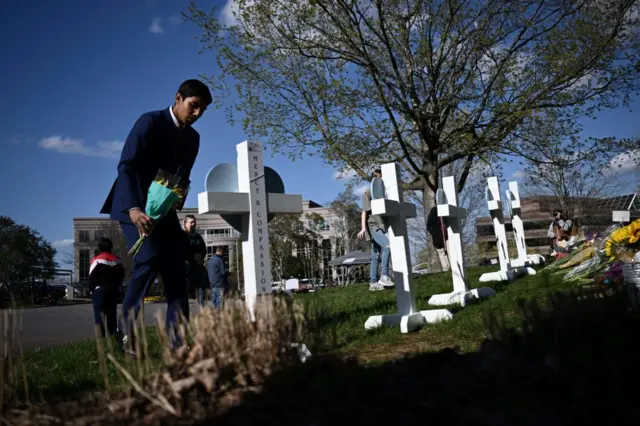 Orang-orang memberi penghormatan di satu lokasi bagi para korban penembakan di Nashville, Tennessee, 28 Maret 2023.