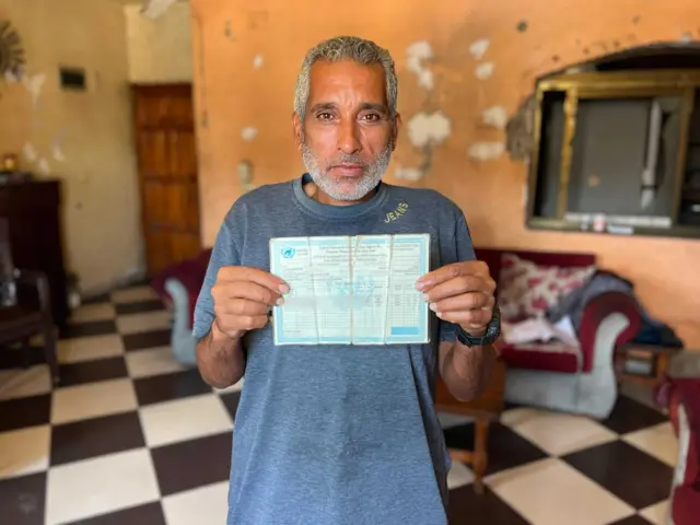 Аҳмад Зидан ўз ҳужжати билан