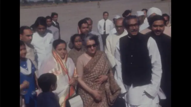 ১০ই এপ্রিল ১৯৭৪, ত্রিদেশীয় চুক্তি স্বাক্ষর হওয়ার পর দিল্লি যান শেখ মুজিব। তাকে অভ্যর্থনা জানান ভারতের প্রধানমন্ত্রী ইন্দিরা গান্ধী। ডানে সেসময়কার বাংলাদেশের পররাষ্ট্রমন্ত্রী ড. কামাল হোসেন।