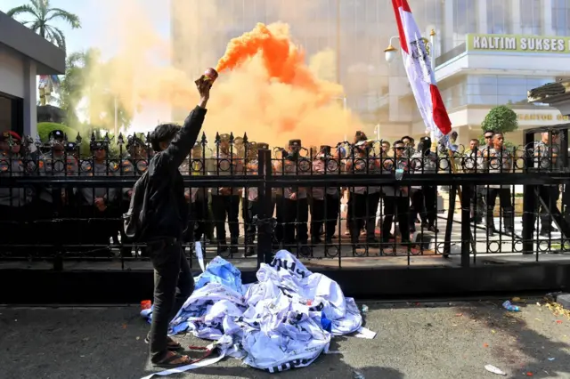 Unjuk rasa yang di ikuti 3.000 masa aksi yang terdiri dari mahasiswa, ormas dan masyarakat adat tersebut menuntut audit terhadap seluruh kegiatan Pemprov Kalimantan Timur serta menghentikan praktik politik dinasti hingga praktik korupsi, kolusi dan nepotisme (KKN) di daerah tersebut.