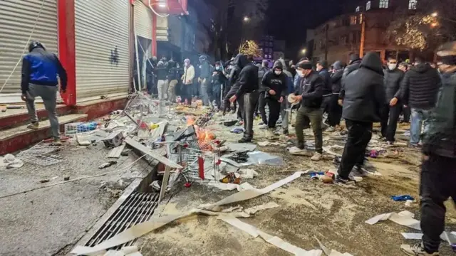 در بزرگترین تجمع در ۱۸ دی‌ماه، گزارش‌ها حاکی از آن است که اعتراض‌ها به خشونت کشیده شد