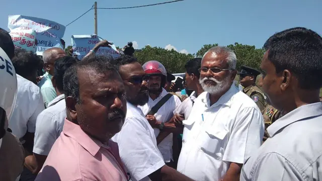 කිලිනොච්චිය, පූනකරි ප්‍රාදේශීය ලේකම් කොට්ඨාසයට අයත් පොන්නාවේලි හා කිරාංචි ප්‍රදේශයන්ගේ ඉඩම් සිමෙන්ති කර්මාන්තශාලාවකට හුණුගල් ලබා ගැනීමට ලබාදීමේ සුදානමකට එරෙහිව පොන්නාවේලි ප්‍රදේශයේ අද (අප්‍රේල් 5වැනිදා ) විරෝධතාවයක් පැවැත්විණි.