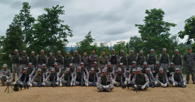 BNRA တပ်ဖွဲ့ဝင်တချို့ (ပုံဟောင်း)