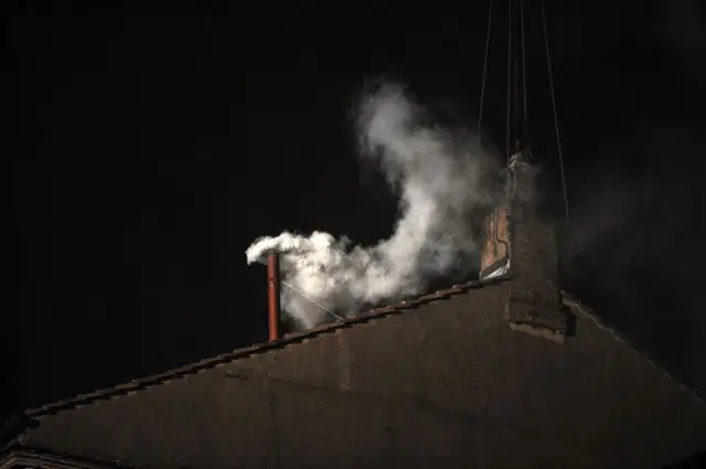 El humo blanco que anunció la elección de Francisco en 2013.