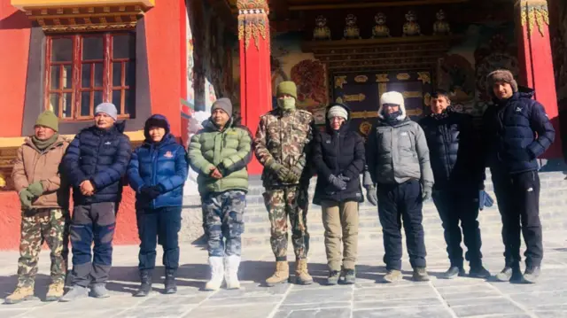 माथिल्लो मुस्ताङस्थित श्री निफुक नामडोल नार्वुलिक गुम्बा मतदानकेन्द्रमा कर्मचारीहरू