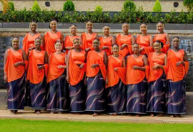 Hilde Cannoodt ari kumwe na bamwe mu babyinana na we mu itorero Inganzo Ngari