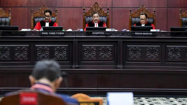 Ketua Mahkamah Konstitusi (MK) Suhartoyo didampingi Hakim Konstitusi Daniel Yusmic Foekh (kiri) dan Ridwan Mansyur (kanan) memimpin sidang uji materi.