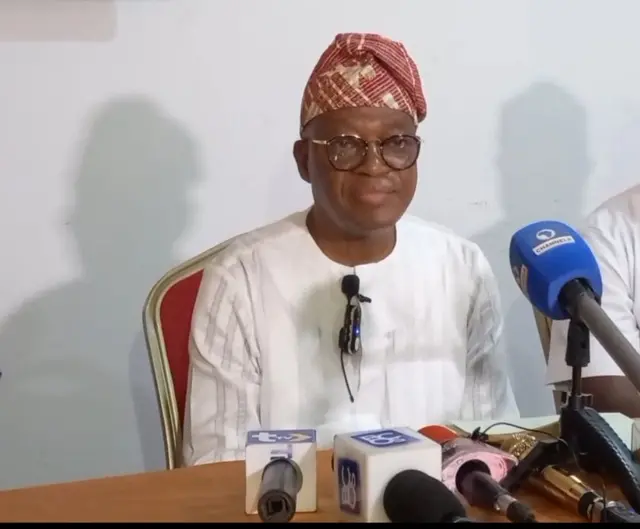 Oyetola nigba to n ba awọn akọrọyin sọrọ