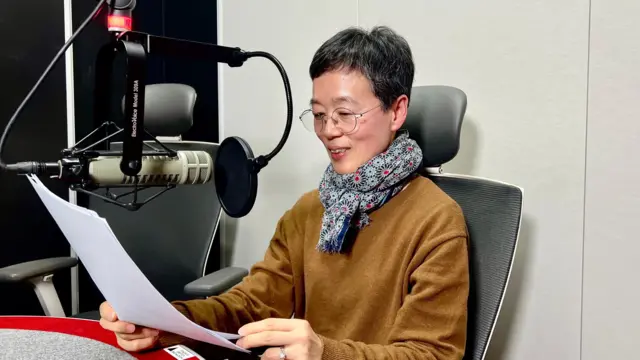 문서를 읽고 있는 변영수 '겨레말큰사전' 편찬위원