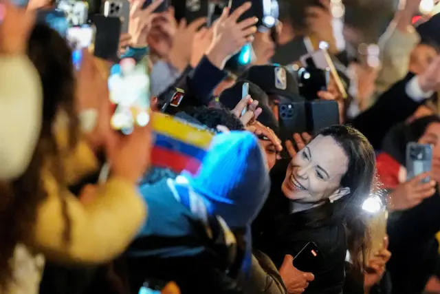 La laureada con el Premio Nobel de la Paz, Maria Corina Machado, saluda a sus seguidores afuera del Gran Hotel en Oslo, Noruega, el 11 de diciembre de 2025. NTB/Lise Aserud a través de REUTERS