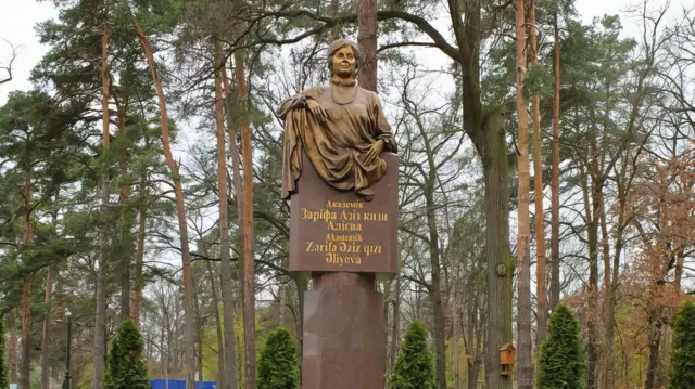 Памятник жене Гейдара Зарифе Алиевой в украинской Ирпене. В Баку ее называют «всемирно известным офтальмологом». 