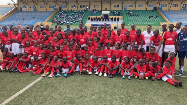 Abana bicaye ari benshi mu mwambaro wanditseko 'Visit Rwanda' 