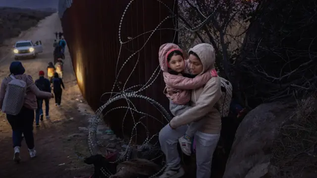 ብ3 ጥሪ 2024 ኣብ ጃኩምባ ሆት ስፕሪንግስ ሳንዲያጎ ካሊፎርንያ ብዝተፈጥረ ሃጓፍ ስደተኛታት ኣብ ሓጹር ዶብ ኣሜሪካን ሜክሲኮን ይሰግሩ