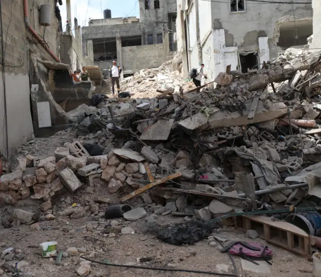 فلسطينيون يتفقدون الأضرار التي لحقت بمخيم نور شمس للاجئين بالضفة الغربية بعد عملية عسكرية استمرت لثلاثة أيام