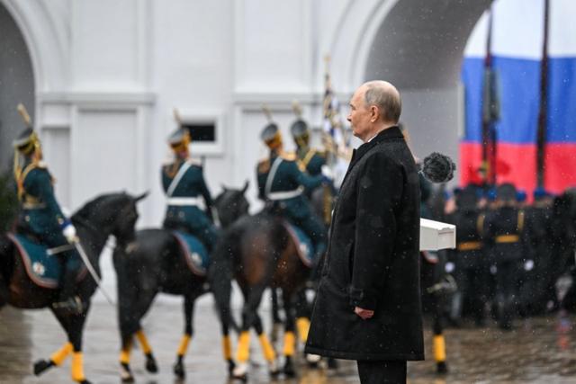 После официальной церемонии инаугурации Путин провел на Соборной площади Кремля смотр президентского полка 