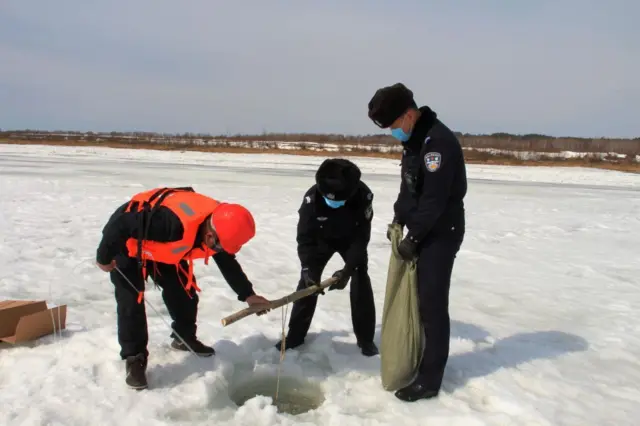 बर्फाळ प्रदेशात चीनचं संशोधन. आर्क्टिकद्वारा युरोपचा मार्ग चीनला सोयीचा वाटतो. 