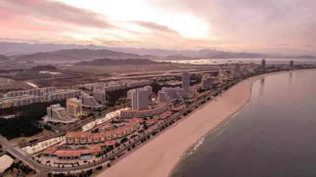 2024년 12월 29일 북한 원산에 새로 건설된 갈마 해안 관광지구의 스카이라인 전경