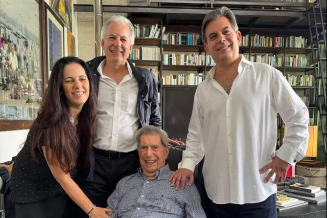 Vargas Llosa y sus hijos.