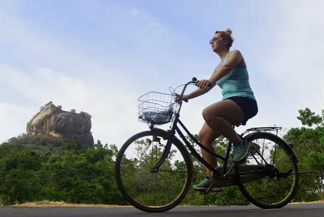 තනිව සංචාරය කිරීමේ දී තමන්ගේ ආරක්ෂාව සම්බන්ධයෙන් වැදගත් වන කරුණු ගැන මනා සැලකිල්ලක් තිබීම ඉතා වැදගත් බව ඉඳුනිල් විජේකෝන් පවසා සිටියේ ය.