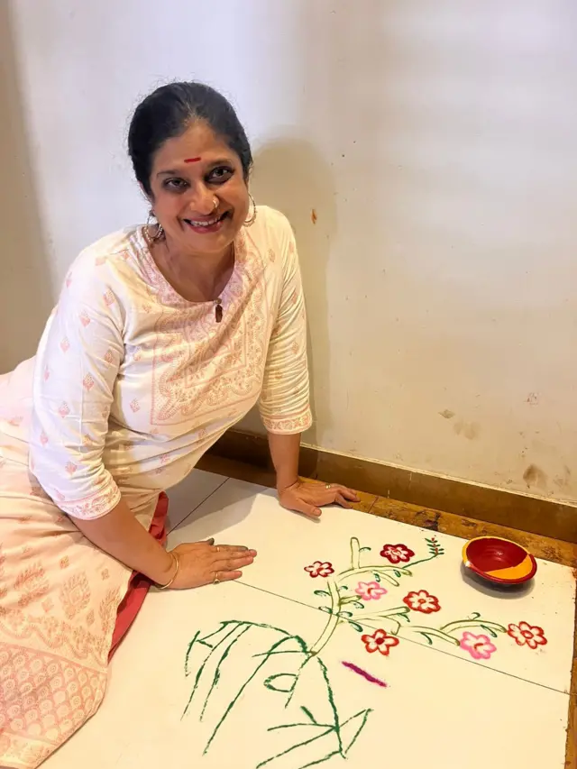 या फोटोत अभिनेत्री चिन्मयी सुमीत सावित्री उत्सव साजरा करताना दिसत आहे.