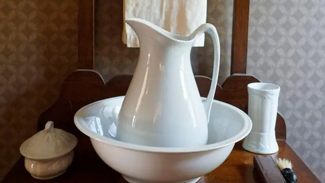  ఒకనాడు స్నానానికి జగ్గును, పాత్రను వాడేవారు 