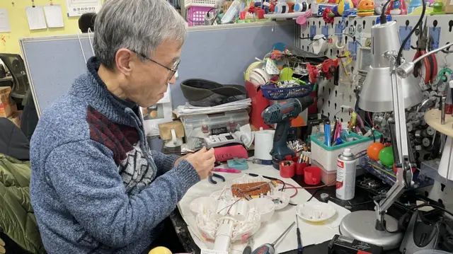 막내 의사인 원덕희 씨는 택배 발송, 전화 응대, 환자 접수, 모빌 고치기 등 다양한 업무를 소화하고 있다고 했다