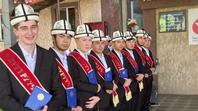 Сүрөттө Ала-Тоо медресесин аяктаган студенттер. 28-июнь, 2024-жыл.