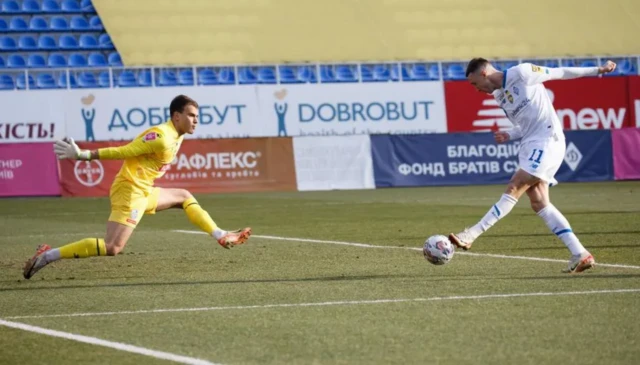 Vladyslav Vanat marque pour le Dynamo Kiev