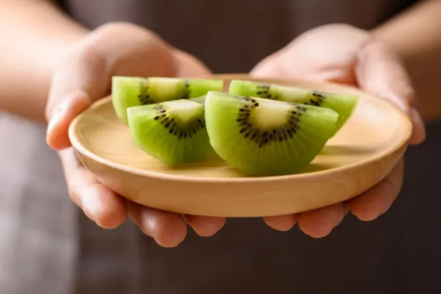 बद्धकोष्ठतेसाठी किवी? पोट साफ होत नसेल तर ही माहिती वाचा