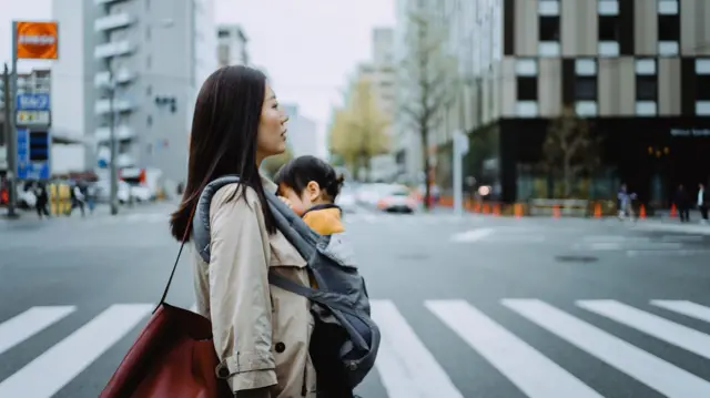 Perempuan diharapkan untuk bekerja dan banyak keluarga bergantung pada pendapatan ganda—namun masih ada anggapan bahwa perempuan adalah pengasuh utama anak-anak kecil.
