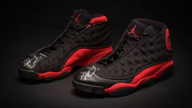 Air Jordan XIIIs yambawe na Michael Jordan mu mikino ya 1998 NBA Finals zaguzwe $2.2m
