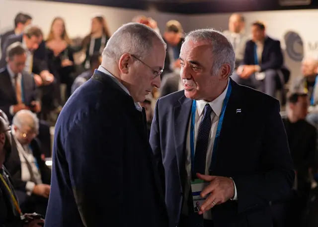 Михаил Ходорковский и Гарри Каспаров разговаривают о чем-то в зале заседаний