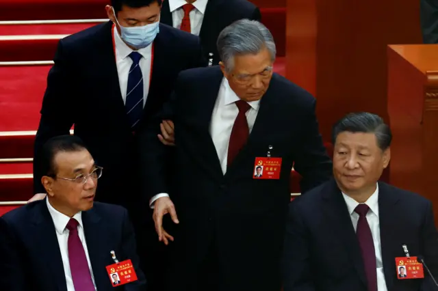 Çin’in eski lideri Hu Jintao, Çin Komünist Parti Kongresi’nin kapanış töreninden zorla çıkarıldı. Çin Devlet Başkanı Şi Jinping'in yanında oturan 79 yaşındaki Hu’yu yetkililerin salondan çekerek çıkarmak zorunda kaldığı görüldü. Hu’nun giderken Şi’nin omzuna dokunduğu, gitmemesi için harekete geçmesini beklediği görüldü.