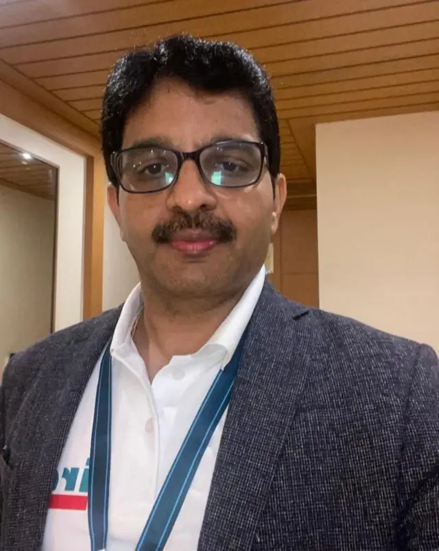 "मध्यमवर्गीय आणि गरीब लोकच जास्त प्रमाणात लठ्ठपणामुळं प्रभावित होतात," असे बॅरिॲट्रिक सर्जन सरवनकुमार सांगतात.
