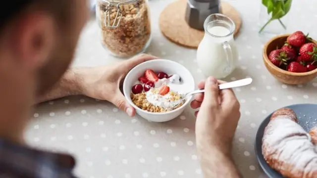 Un homme prend son petit déjeuner