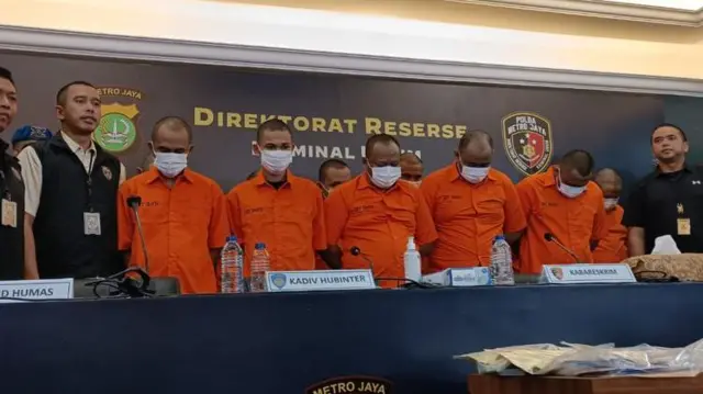 12 orang pelaku penjualan ginjal jaringan internasional yang dihadirkan dalam rilis pers di Gedung Direktorat Reserse Kriminal Umum, Kamis (20/7/2023)