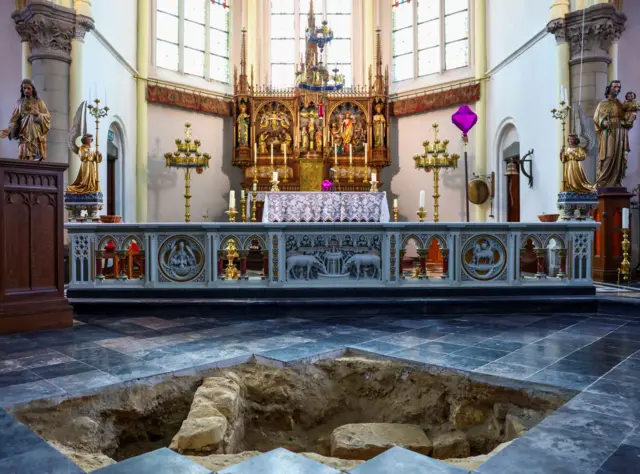 Внутри церкви: пол перед алтарем раскопан