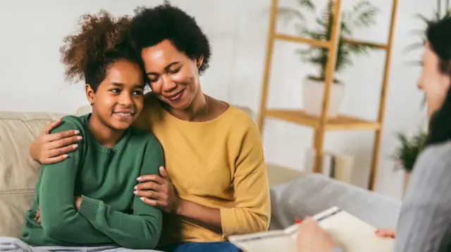 Une mère et sa fille parlent à un thérapeute