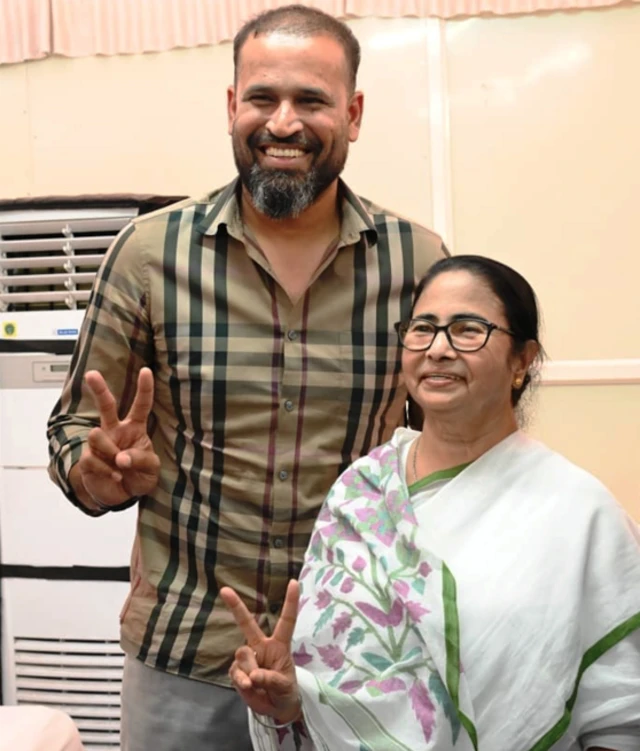 पश्चिम बंगाल की मुख्यमंत्री ममता बनर्जी के साथ क्रिकेटर यूसुफ़ पठान