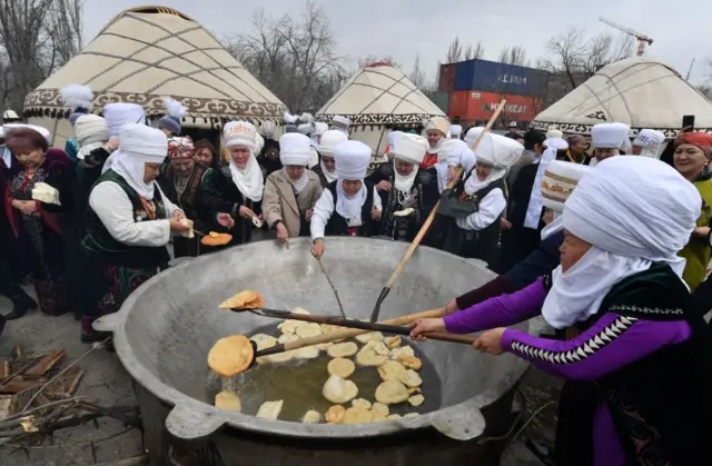په بشکیک کې ځايي ښځې د نوروز په مناسبت دودیزو خوړو پخولو په حال کې.
