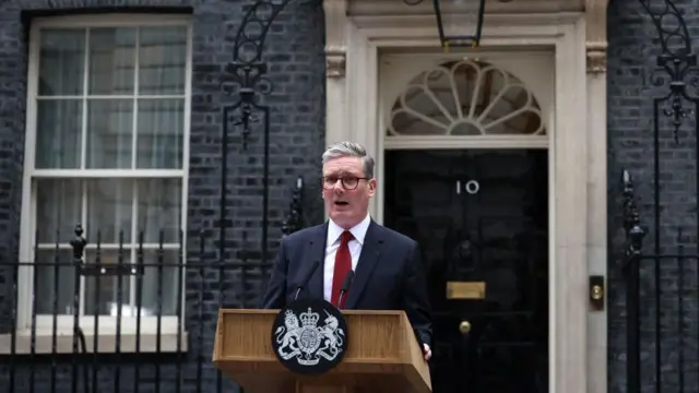 Premier Keir Starmer i lider Partii Pracy przemawia do narodu po swoim zwycięstwie w wyborach powszechnych, przed budynkiem nr 10 Downing Street w Londynie, 5 lipca 2024 r., dzień po tym, jak w Wielkiej Brytanii odbyły się wybory powszechne.