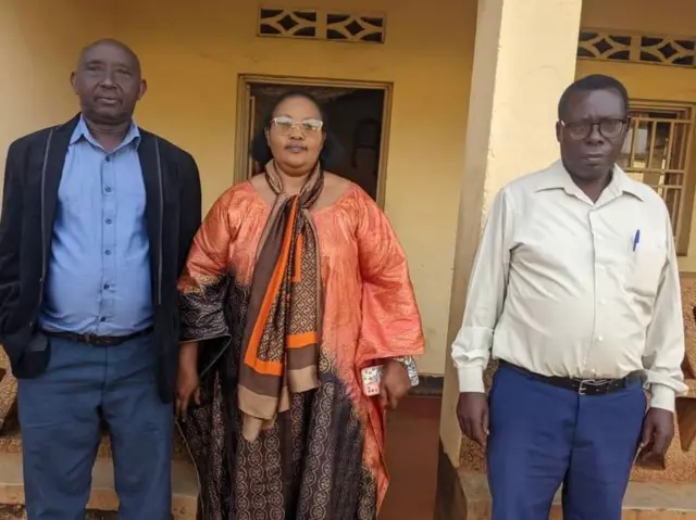 Cyrille Sibomana (i bumoso) wambaye amadarubindi ari kumwe na bamwe mubo yarokoye, Kabera Oswald na Mukagasana Daphrose