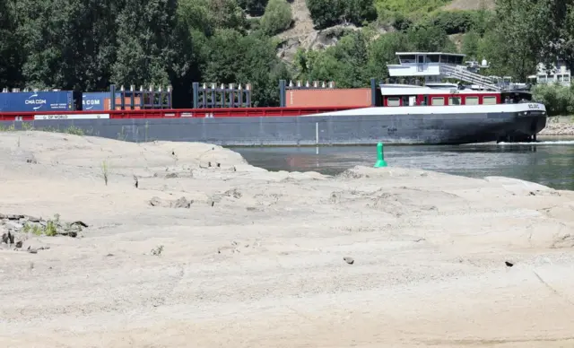 Ren nehrinde bir kargo gemisi 