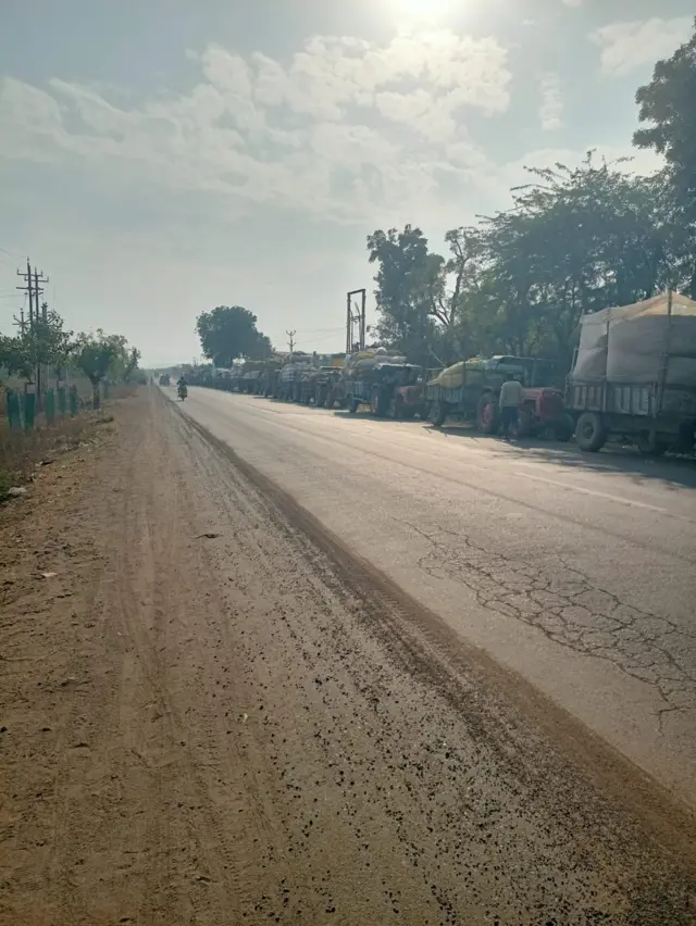 રાજકોટ જિલ્લાના વિંછીયા તાલુકાના મગફળી ખરીદ કેન્દ્ર બહાર એપીએમસી ખાતે ખોલવામાં આવેલ સોમવારે જગ્યા ઓછી પડતા બાજુના ખુલ્લા મેદાનમાં મગફળી ખરીદવાની કામગીરી હાથ ધરાઈ હતી. 