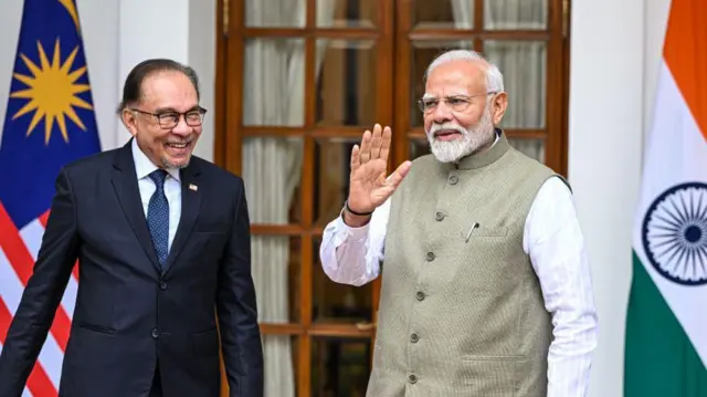 मंगलवार को हैदराबाद हाउस में पीएम मोदी ने मलेशियाई समकक्ष अनवर इब्राहिम का स्वागत किया