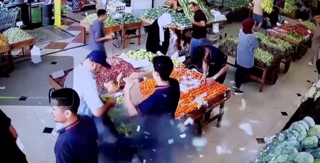 बेरुत के बाज़ार की सीसीटीवी फुटेज में दिखता है कि कैसे पेजर में धमाका हुआ